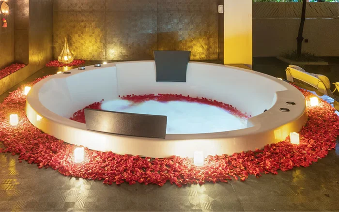 Hideck Bella suite with heated jacuzzi for couples